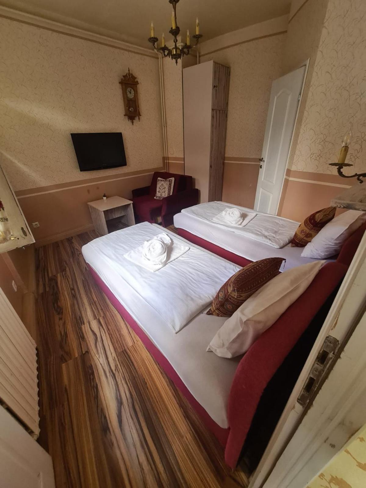 Guesthouse Nia Deluxe サラエヴォ エクステリア 写真