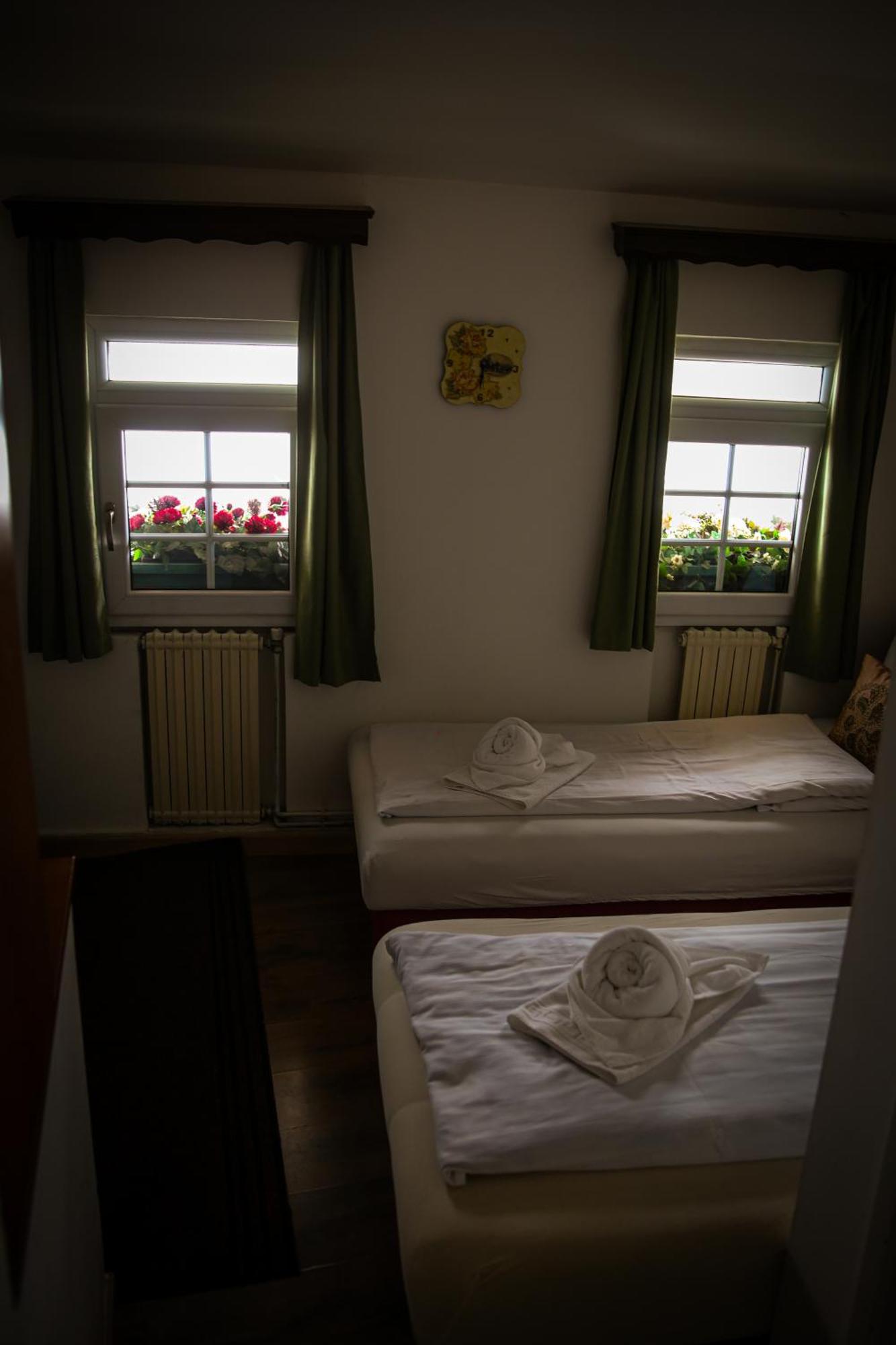 Guesthouse Nia Deluxe サラエヴォ エクステリア 写真