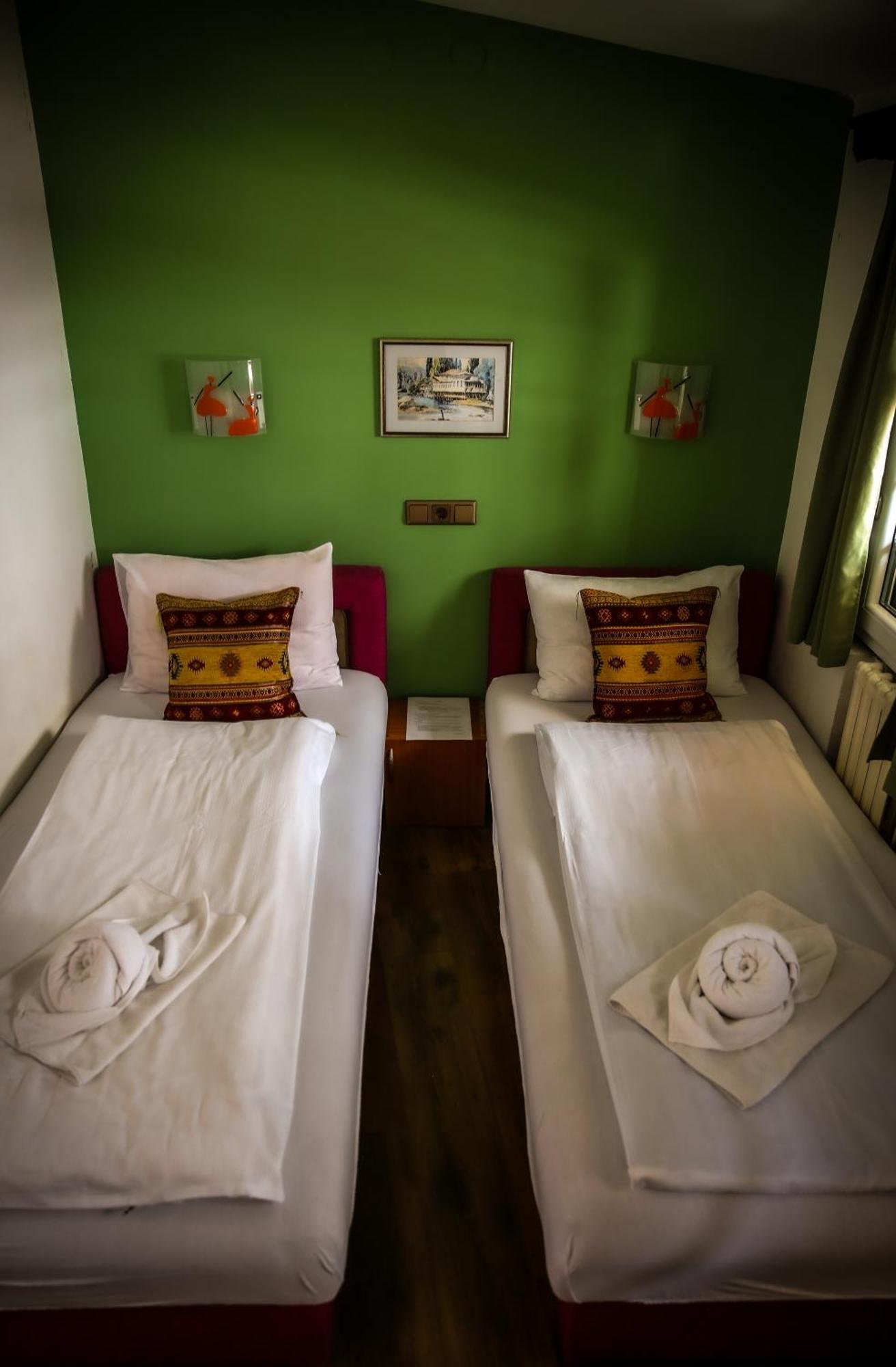 Guesthouse Nia Deluxe サラエヴォ エクステリア 写真