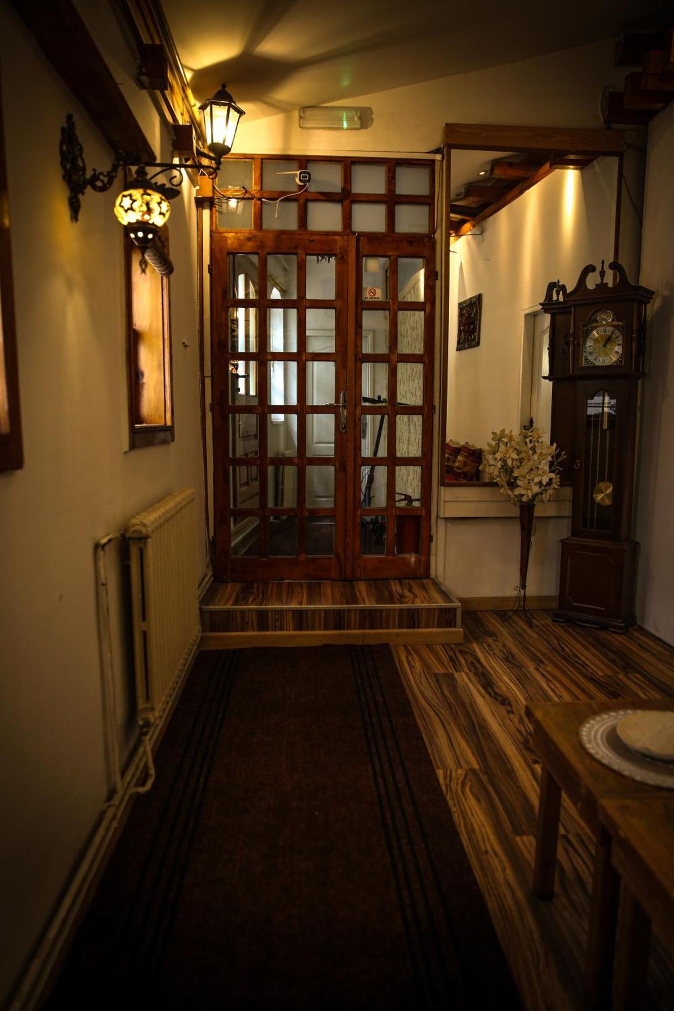 Guesthouse Nia Deluxe サラエヴォ エクステリア 写真
